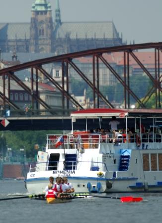 Tanker poslal na Vltavě ke dnu loď s veslaři