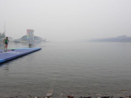 Peking se dnes probudil do mlžného oparu
