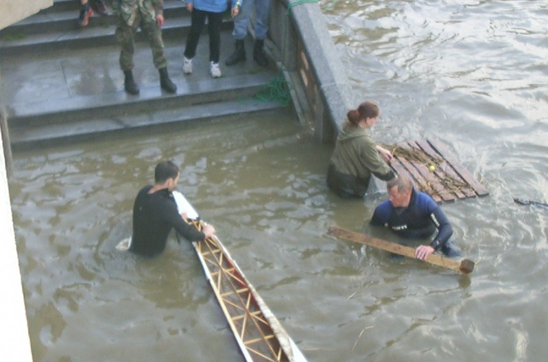 Smutné obrázky z pražských loděnic - povodně 2002